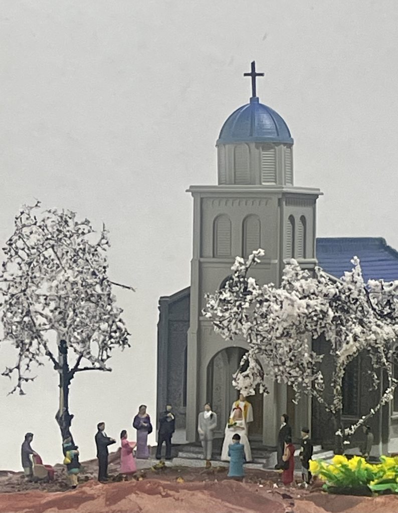 教会と新郎新婦たちは鉄道模型の150分の1モデルを使用。教会は軽く汚しを入れてます。