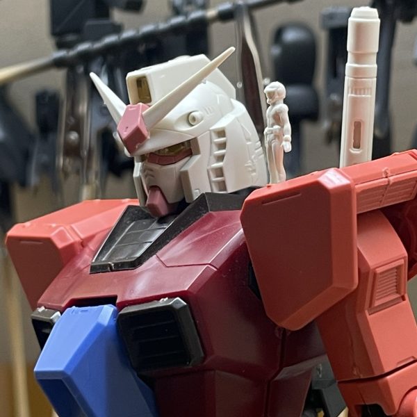 以前、少しアップしたパパ友から頂いたガンダムver.1ガンダムと、キャスバルガンダム少しずつ部品がなく、2個一でも足りないパーツがあったのですが、新たにランナー付きのパーツを頂き全てのパーツが埋まりました！！㊗️🎉ver.一年戦争、多分、ver.1.5？かな、、なんかディテールが追加されて、、カッコいい、、、アムロも頂きました。。。 （1枚目）