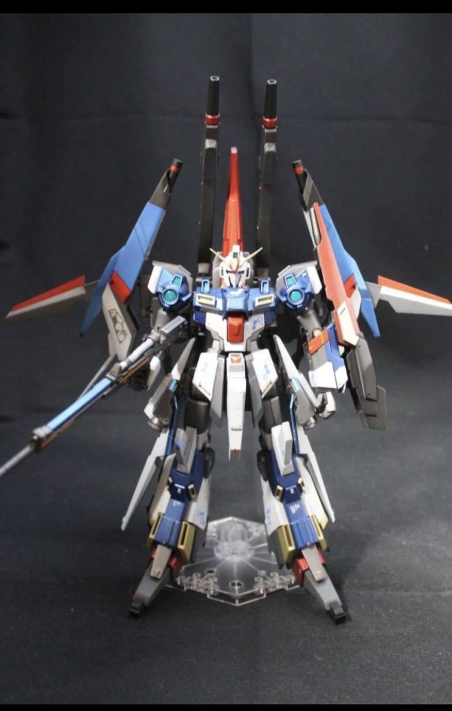 脚部に装甲追加、肩部バーニアを大型化してます。各種スジボリディテールアップ。