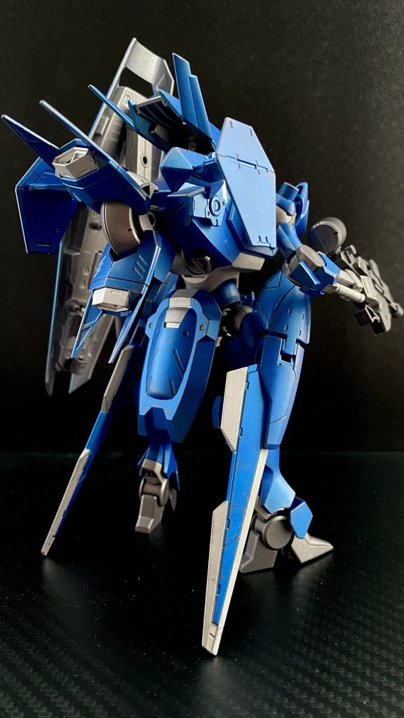 機体各部に追加装備されたウイングユニット、それによって向上した飛行性能は、ザウォートの弱点でもあった低い防御性能を補う大型のシールドの装備を可能とした。背部に追加装備された「フレキシブルベクタードスラスター」、そして「大型リフティングシールド」である。フレキシブルベクタードスラスター 機体背部に装備された上下二対のスラスターユニット。背部と脚部のトリゴナルスラスターと伏せて使用することでよりアクロバティックな空中機動を行うことが可能。