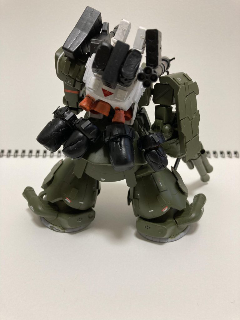 背部はスラスターを追加。腰にある4本の筒は複合武装システムのザクバズーカ用予備弾倉です。0083のドムトローペン設定画に予備弾倉っぽいのがあったのでそれを真似て作りました