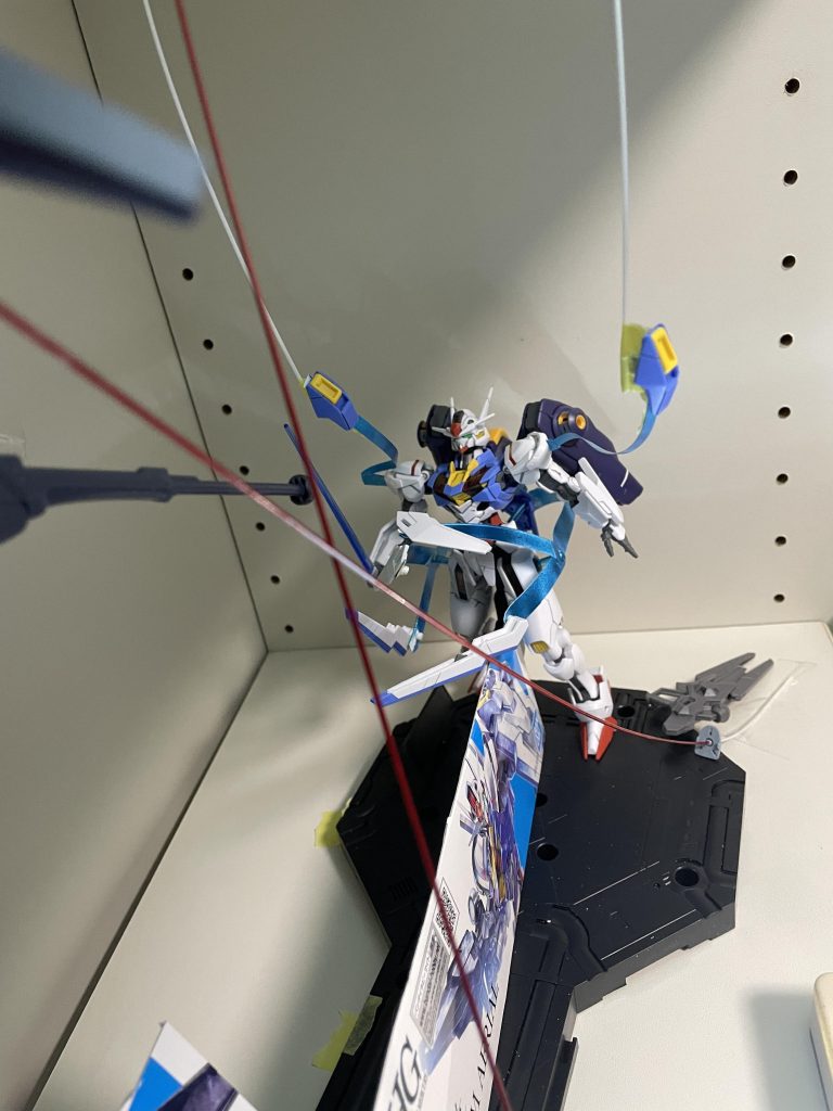 エアリアル側のビットは1mmプラ棒と0.2mmプラ板を使ってビットオンフォームから浮遊し始めたようにしてみました。色はガンプラマーカーのコスモメタブルーで塗装。ライフルはファラクトのビット攻撃を受けたと仮定して投げ捨てたように配置。エアリアル本体はファラクトにビットを盾にしつつビームサーベルで斬りかかろうとバックパックを最大稼働させているように配置。