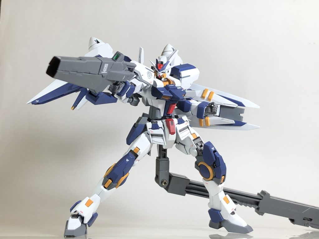 本機専用武装のGNバスターライフルは腕部に直接接続することにより、ツインドライヴによる莫大な粒子量の恩恵を受け高い威力を発揮する