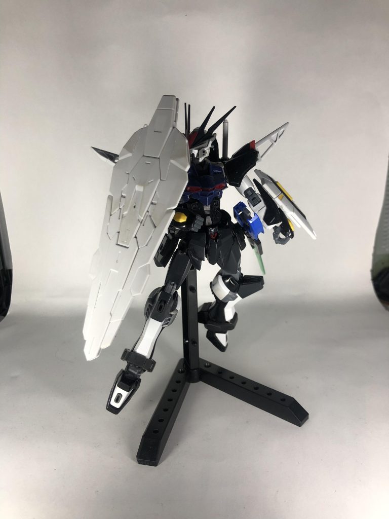 特殊武装2:ビット・シールドビットライフルの白いユニット2種とバックパックの4基の白いユニットを右腕部のガントレットに連結して初めて使える。本武装は、機体全体を覆うほどの視認出来ないバリアを展開可能。また、本武装は7つに分離した後、ビットとして攻撃に転じることが可能となっている。