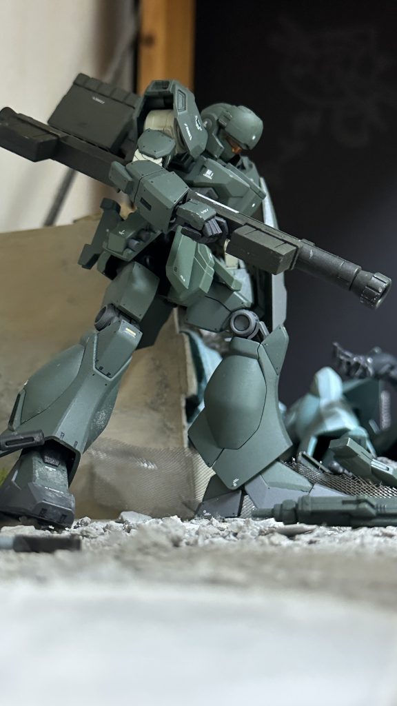 そして完成したものがこちらです。塗装は自衛隊のODカラーに少し白とクリーム色を加えて若干退色した感じを目指しました。そして関節部はタンカラーにこのODを混ぜてよくわからない色で塗りました。脚関節は実物なら汚れ目立ちそうだから黒のままだろうと敢えてグレーのままです。武装は同じODからグレー、アメリカ軍よりのNATOカラーまで色々と思い思いに。ちなみに今回もすべてイージーペインターです