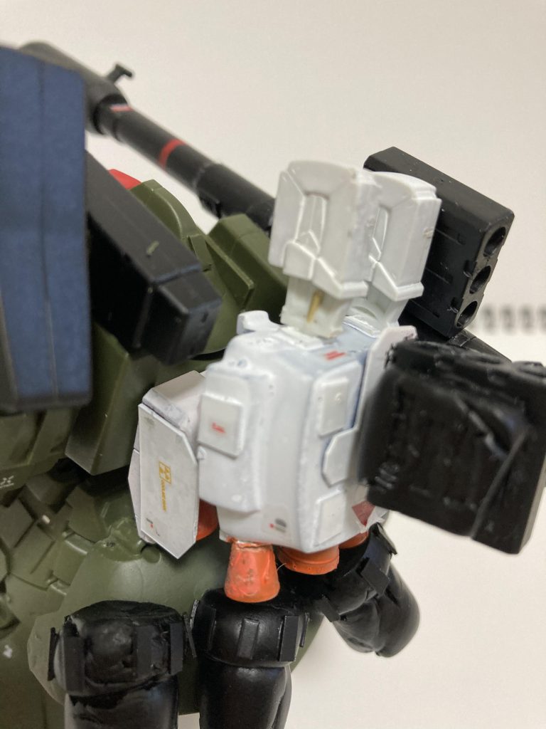 バックパック作りが荒いのがバレる…なんか後ろについてる長方形は肩部キャノン用の弾倉です。