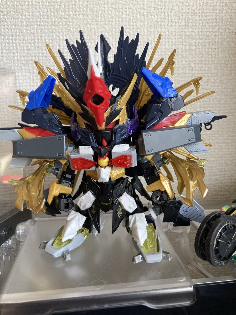 とりあえず窮奇の頭からスタートしてあのイガイガを表現するのとマスクを平坦に加工肩もゴツさをだすためにあれこれ切って貼って左右肩からでる鎧は本家とは変えてマントへ変更足回りはもうほとんどオリジナルでいきました