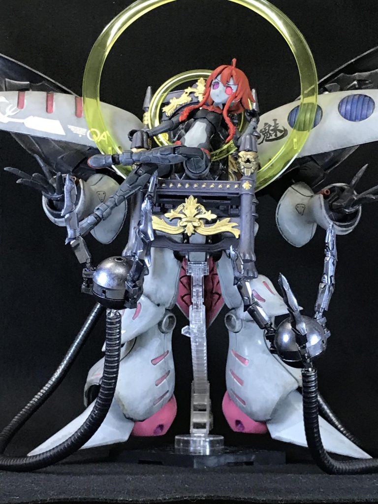 どうですかこの神々しさ玉座に座したエイリアンクイーン本体…キュベレイの崇めよと言わんばかりのポーズに…背中から伸びた触手と日輪のように輝く背後の光の輪まさにエイリアンクイーンに相応しいお姿😭イエローの輪はSDネオジオングのサイコシャードを拝借