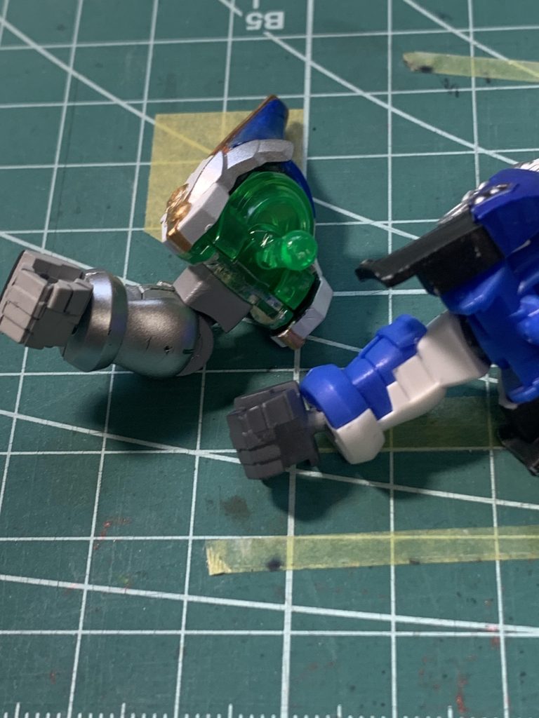 肘に関節を組み込んで、稼働出来るように。