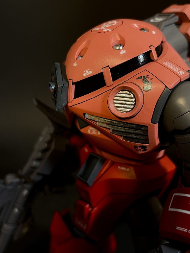 頭部に、240mmロケット弾発射管を6基装備している（装弾数30発）との公式設定です。ガンマカでテカテカに塗装しました。