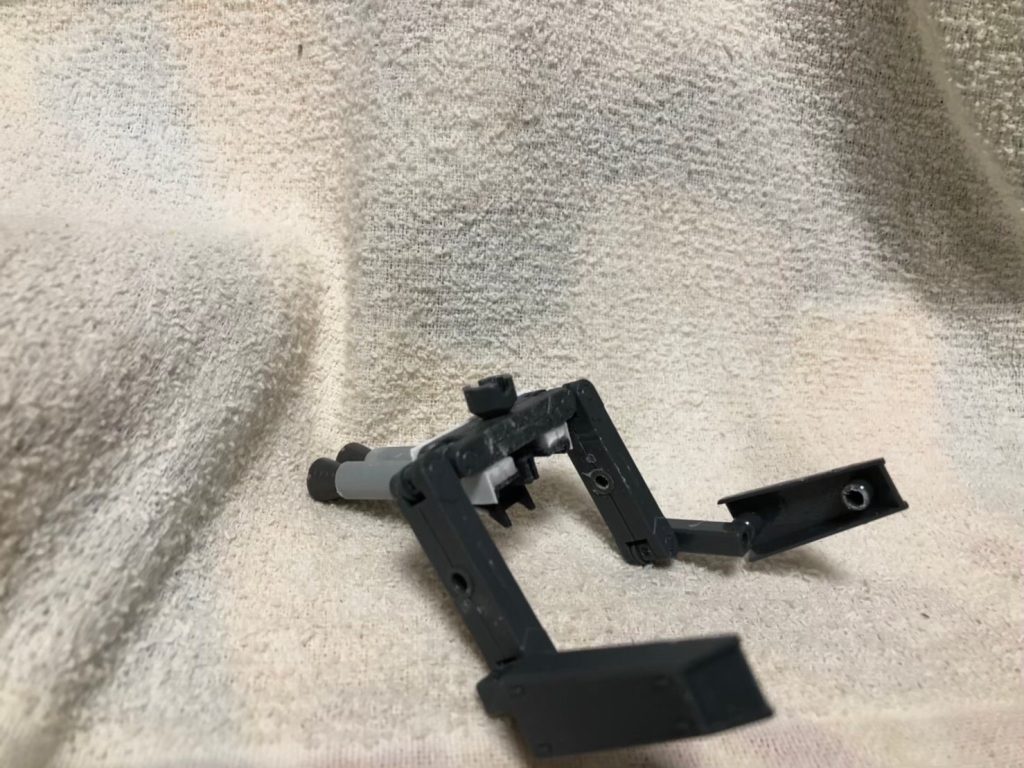 ②フェイクνユニットの接続軸にバトルアームズのジョイントを接着そして写真のように作る。先端はボールデンアームからパーツを使い再現。背中のブースターはプラパイプにブースターパーツを接着。メテオホッパーのアレとの接続はボールデンアームのBJで接続これで取り外し可能に。