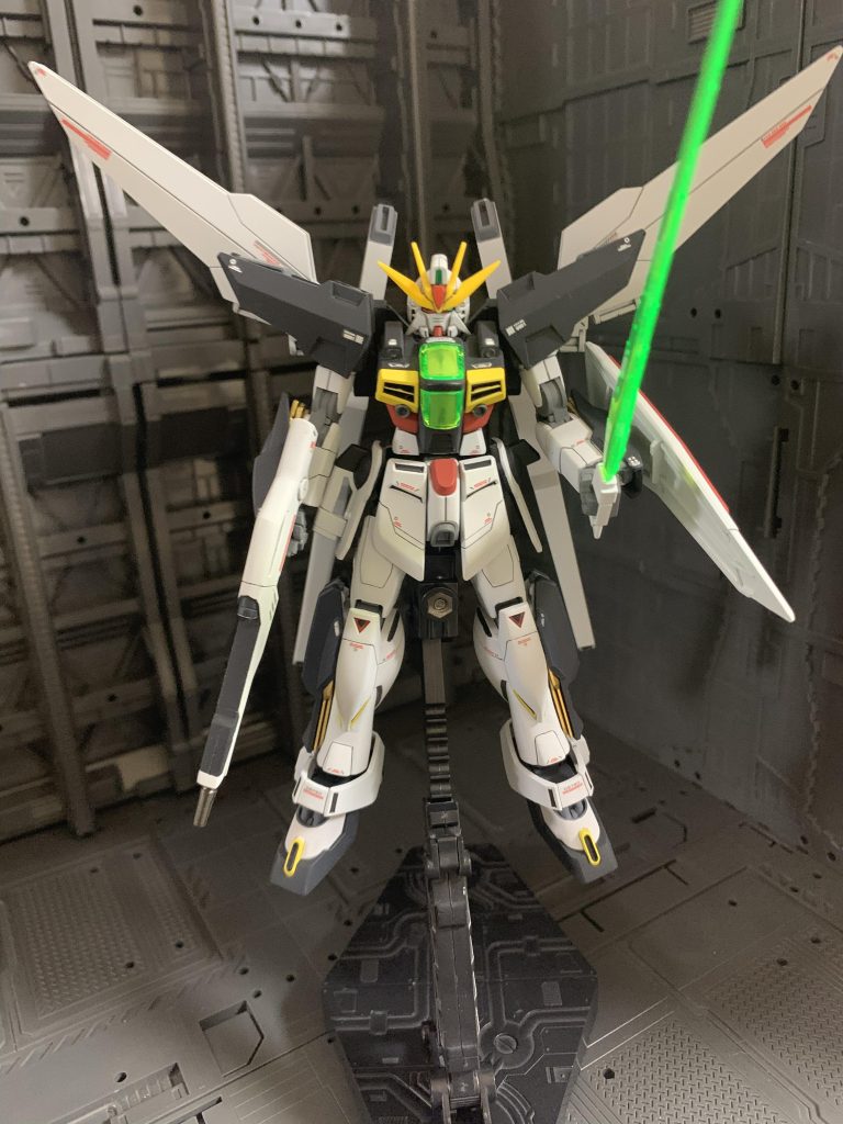 正面から。以前作成したHGウイングゼロと同じくマッシブなシルエットです。脚部、各ダクトダクト、ライフル、ブレードアンテナ等結構マスキング箇所が多いです。