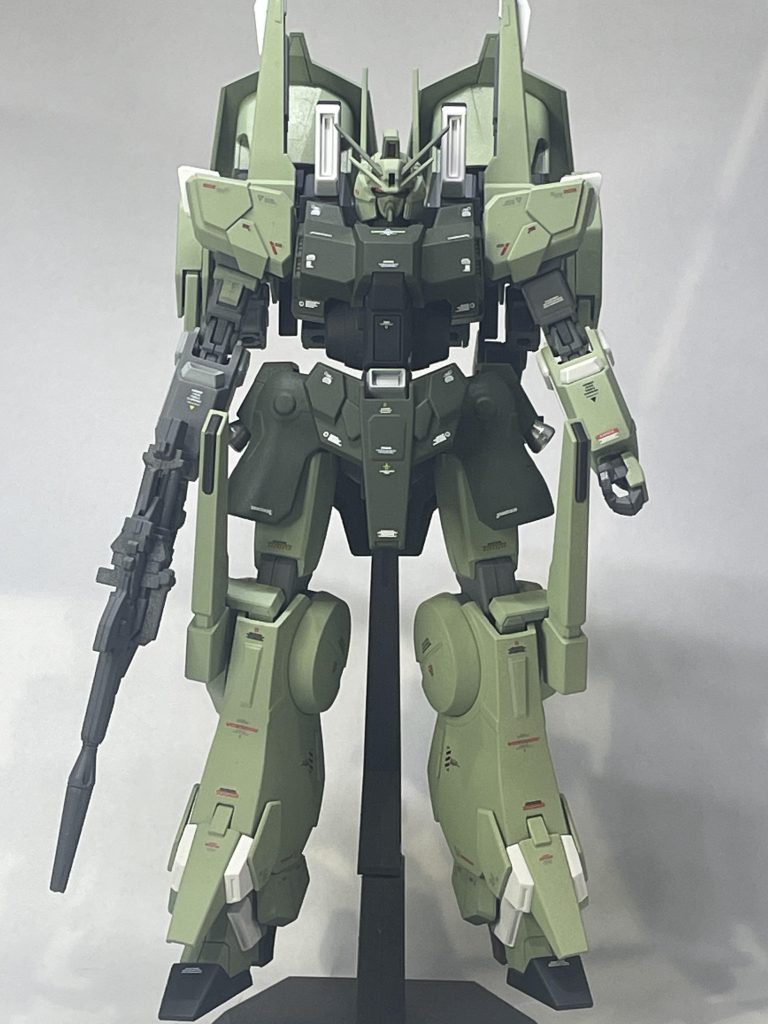 ドーベンウルフの流れを組んだガンダムでビームマグナムを撃つ事に徹底した職人堅気なMSって感じでとてもカッコいいのですが、とにかく背中が重くて自立しません。台座は必須ですがただでさえでかいサプレッサー、台座付きだとMA軽く凌駕します。