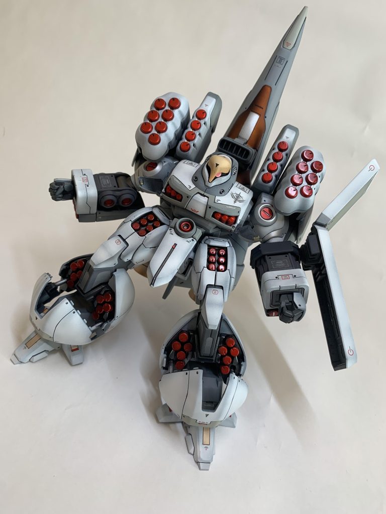 オリジナルのイエローと悩みましたが、全身ミサイル装備の兵器感を重視して、ホワイト〜グレー系でまとめてみました。