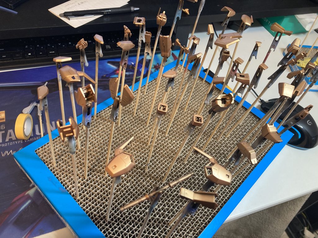 塗装時の写真です。たしか蛍光色を入れると発色が良くなると知って面白がってゴールドにも蛍光ピンク混ぜて吹いた記憶があります笑ご覧頂きありがとうございました。