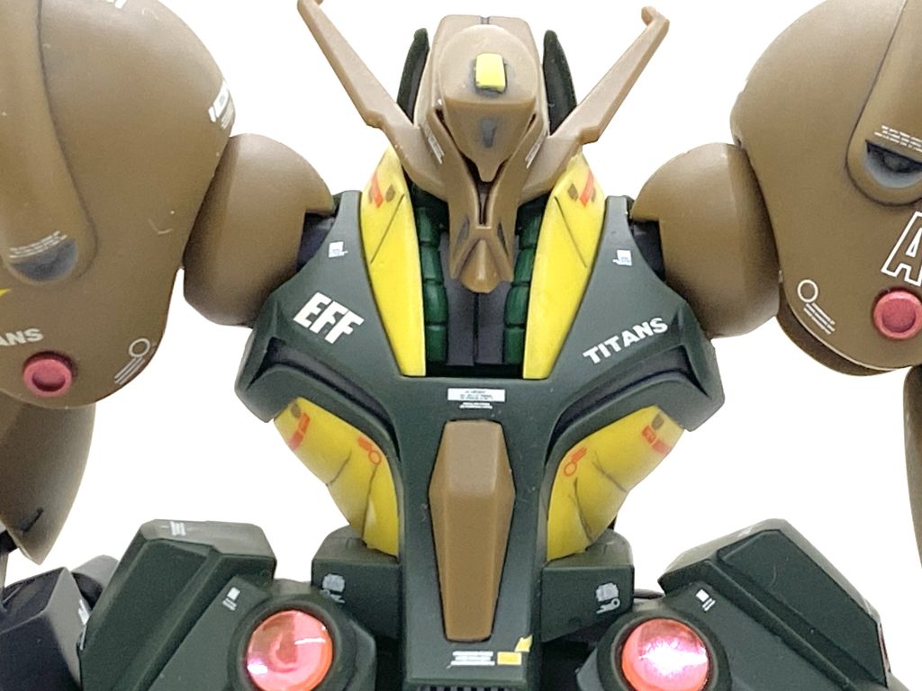 デカールはMGクロスボーンX0、武者頑駄無Mk-IIのをメインに余っていたMGハイザックやマークⅡなどのデカールを満遍なく貼り、カトキ風にしました。EFFのマーキングはTHE BLUE DESTINY汎用1、アレキサンドリア所属を意味するAXは鋼魂のデカールを使っています。劇中ではジェリドとマウアーが乗っていましたが・・・ジェリド機は次の次で作る予定なので今回はマウアー機のイメージで102という機体番号にしました。