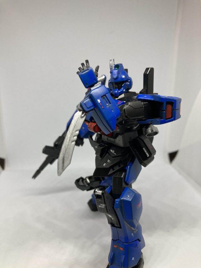 バックパックはパージでき、接近戦も可能。左腕には折りたたみ式アーミーナイフ。