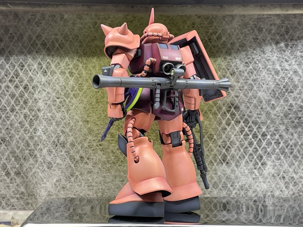 シャアピンクは白サフからピンクベタ塗り後エッジ部分にクリアルージュをふわっとかけてクリアホワイトでハイライトをふわっと他は黒サフから各色で塗装後クリアホワイトをふわっとかけました