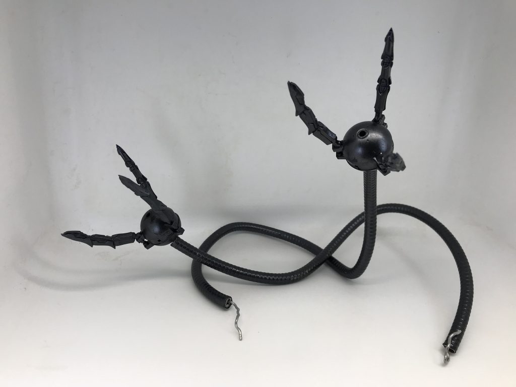 触手アーム取り外し可能なので使い回しも可能(取り外しというか背部バインダーに挟んでるだけ🙄)ホースの中にアルミ線を通してるので自由に曲げれます私の作品は接着すらしない改造とも言えない加工がメインなので、使い回しができるとこが良いところなのです😊