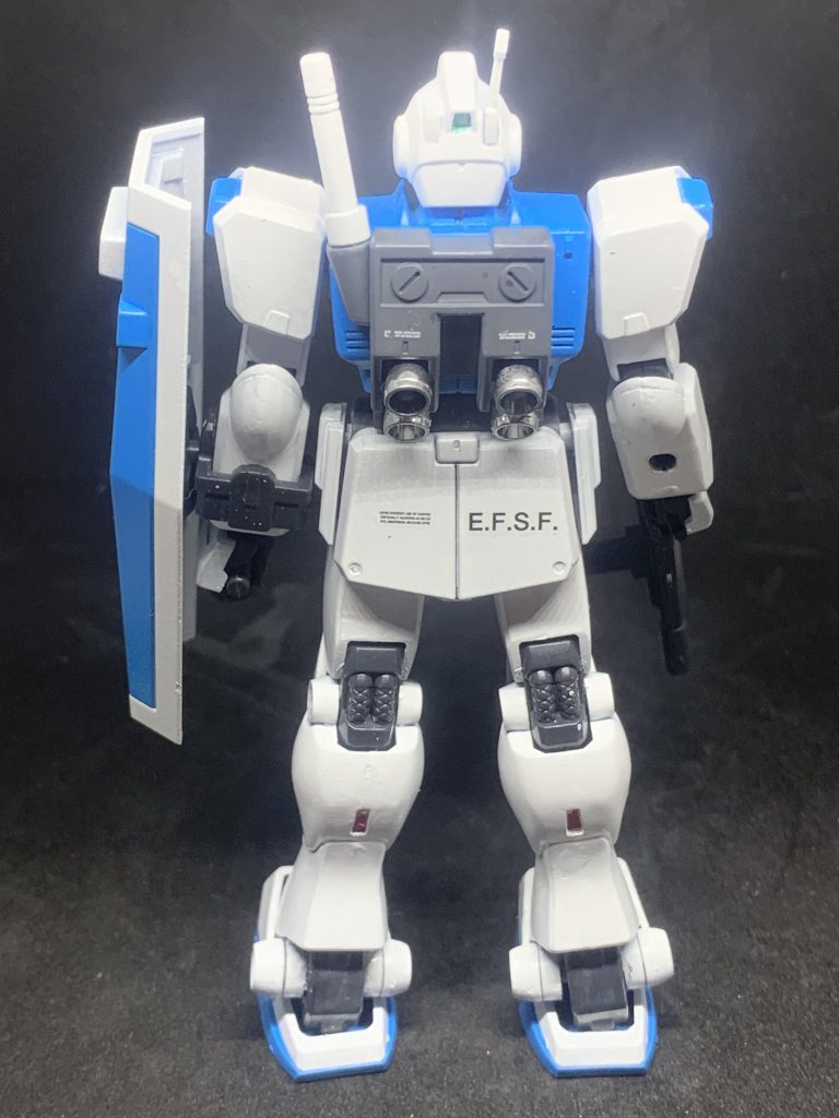 後ろ姿。バーニアはガンダムマーカーのメッキシルバー、ランドセルは黒サフからのガンダムグレーになります。