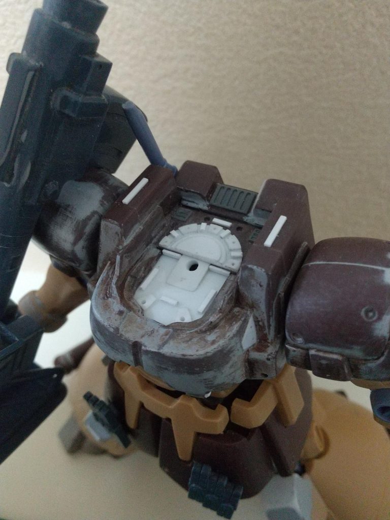 見えるところのディテールアップはさほどしていませんが、見えないところばかり手を加えた気がします…。首回りはドム系MS恒例の首埋めをするために、前側を2mm程度落として、頭が前に傾いた状態で付けられるようにしています。