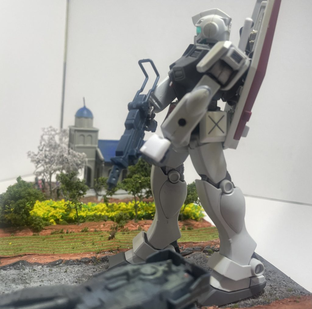 ジム寒冷地仕様は素組みにガンダムマーカーをエアー吹きし汚しただけです。ランドセルが何処かに紛失してしまったのでEGガンダムのモノを流用。(腕の穴が目立ちますね。)