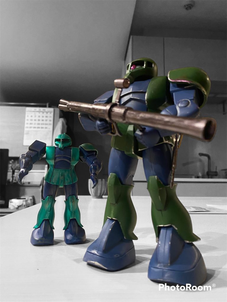 1/100とのショット。旧キットでも後発でもあるこのキット。足首の造作の素晴らしさとかいろいろ進歩してました。