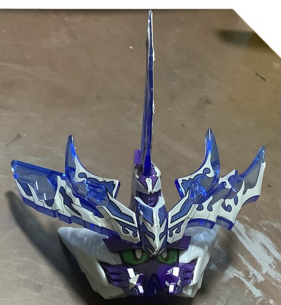 頭部の組み立てまずは頭から。ゴツいですね。とりあえずブレードアンテナ?がでかいです。まあカッコいいから良いんですけど。