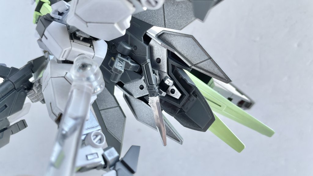 内側にファンネルとナイフを装備してます盾というよりウエポンプラットフォーム？