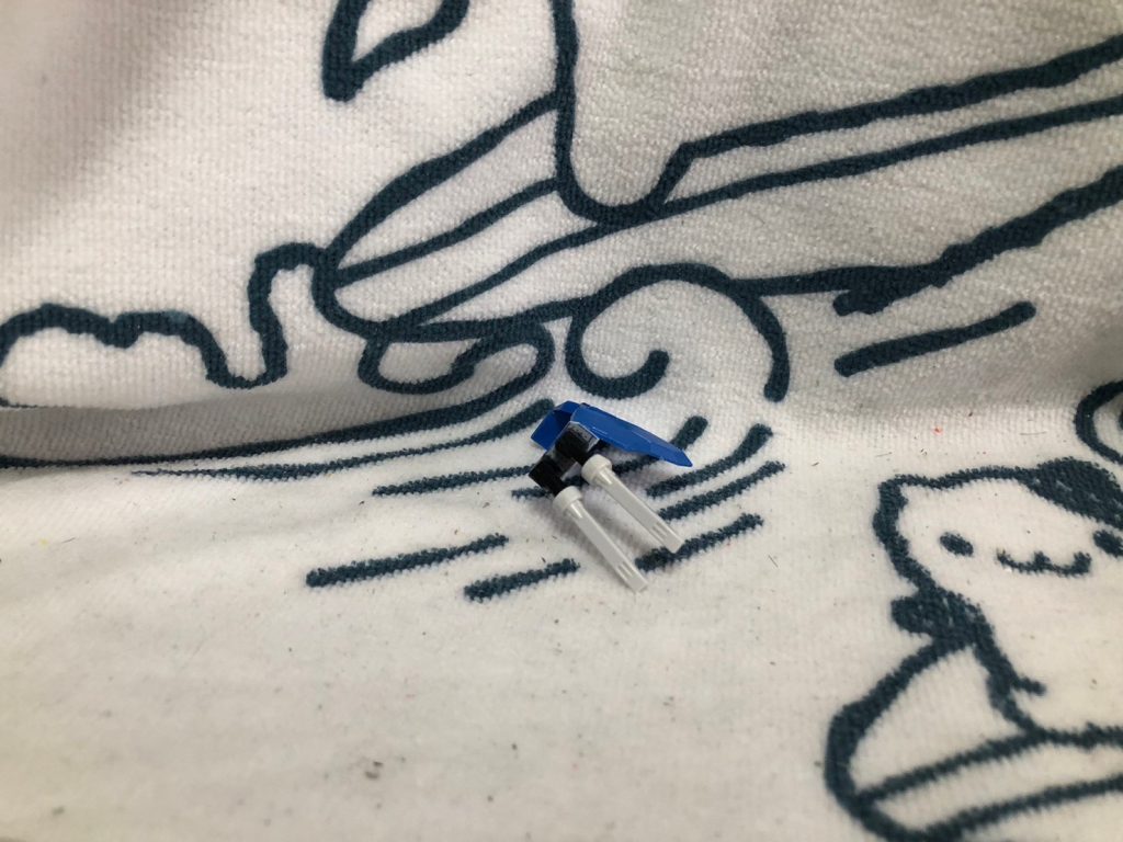 腰のサーベル部はコアガンダムのサーベルをアースリィの腰に取り付け、この際少し横をプラ板を使い延長。