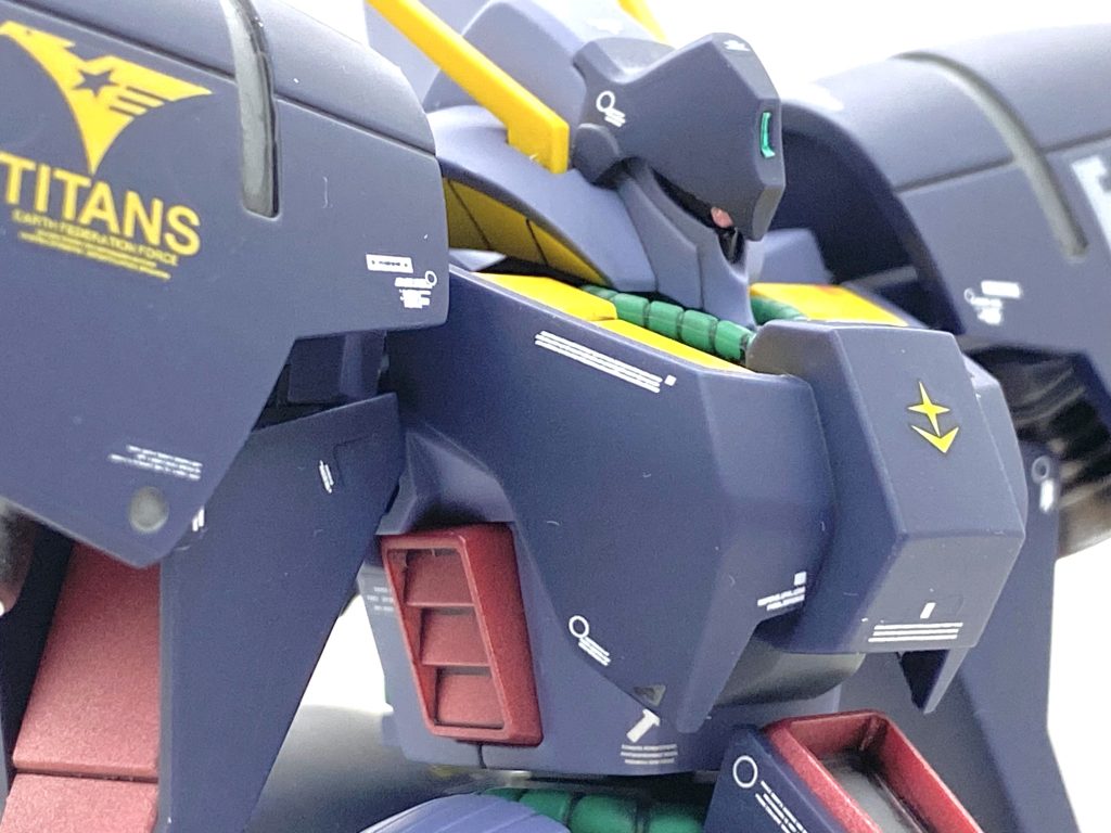 モノアイもクリアパーツにし、裏にラビーテープを貼ったので精悍さが出たと思います。