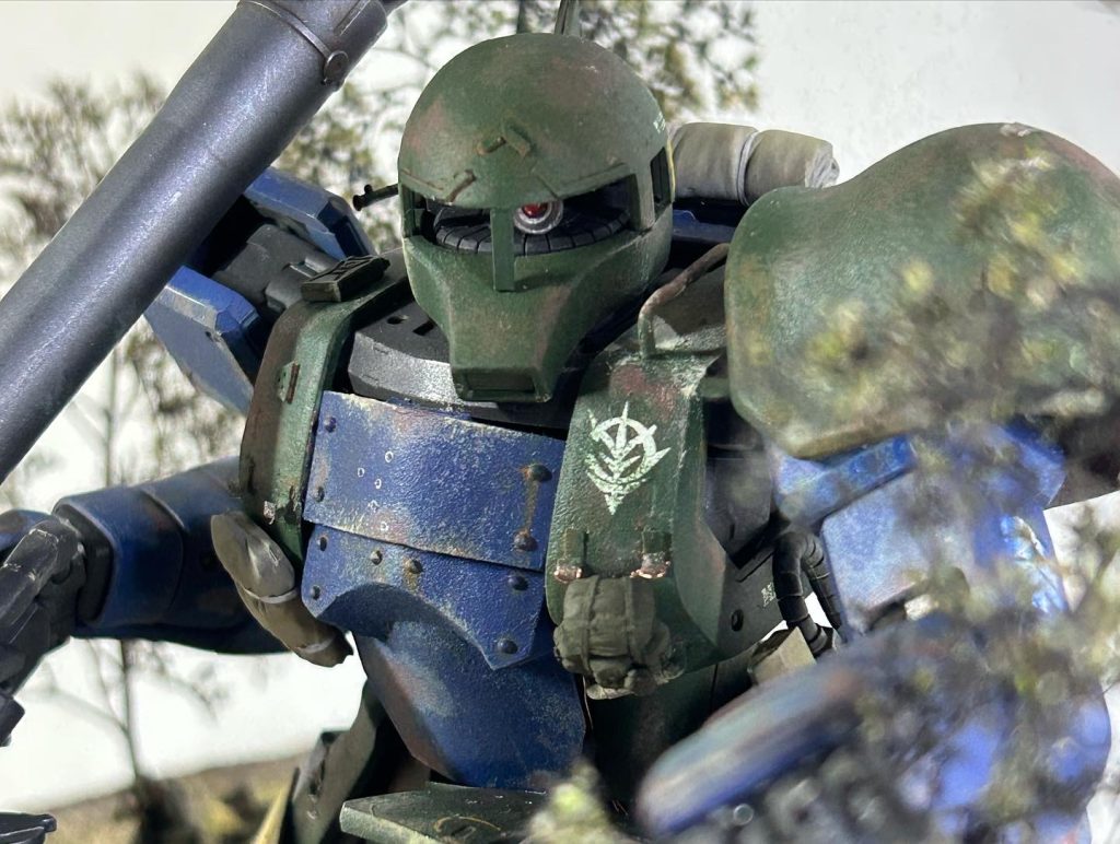 旧式なのに前線に引っ張り出されたザク1使ったキットはMG ザクⅡF型 ver.2.0です。後方に戻して改修する時間も無いので録な現地回収ができてません。元々荷物運びに使われてたので固定用のフックが沢山あります。