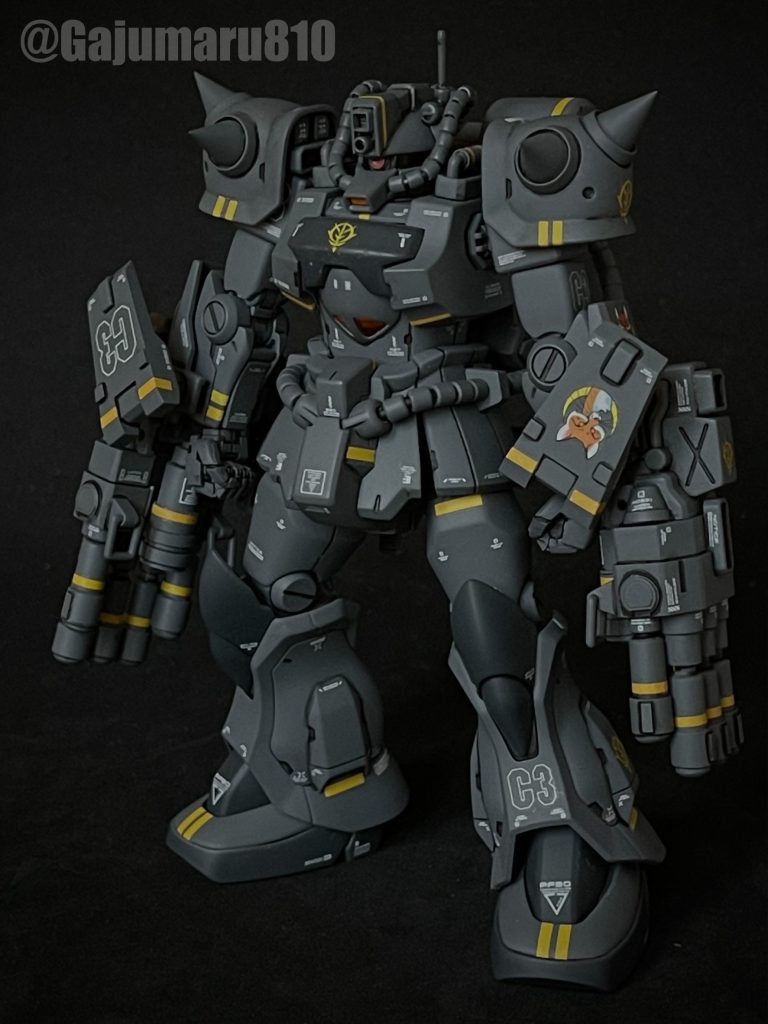 左右アームユニットをセット。腕の防弾板は回転します。