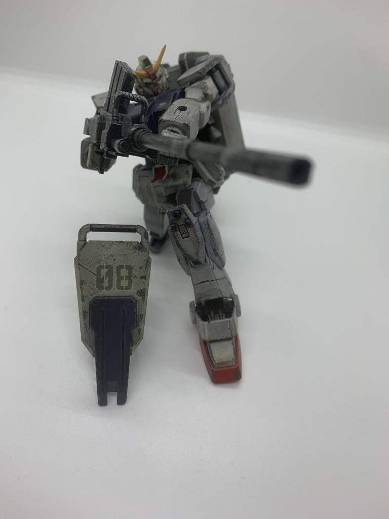 ウェザリング塗装前に機体のあちこちにデザインナイフをVの字に切り込みを入れるなどしてぶつかって出来たような傷をつけています。