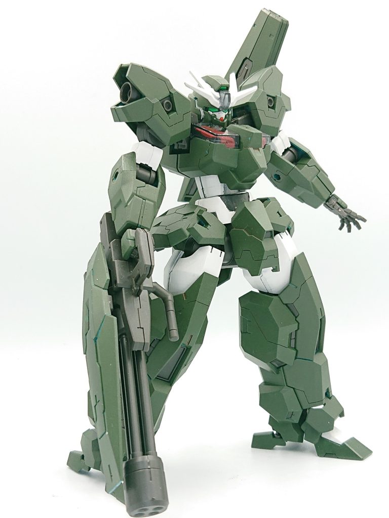 アーマーのように見える外装パーツは私好みのツルっとした面が多く、スジ彫りによるディテールの追加を行ないました。後ハメ加工も必要がなく、部位ごとに分解できるのは流石バンダイの技術力(笑)