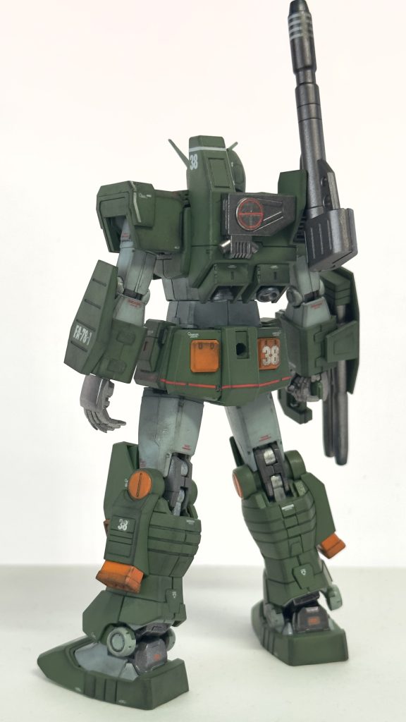 関節はRGによくあるシルバーをアクセントに入れてます。もうちょっと光沢あれば…