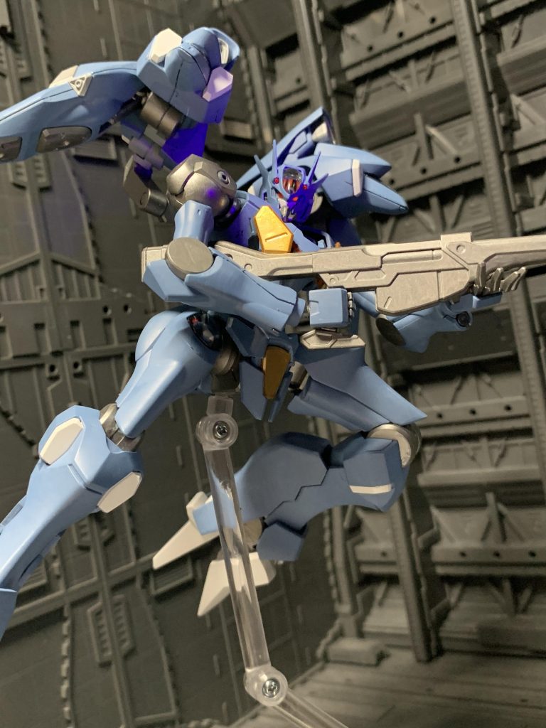 ツインアイが最初から色分けされているので、蛍光レッドで塗装してブラックライトで光るようにしています。