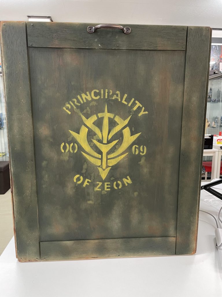 側面にはステンシルを入れました。