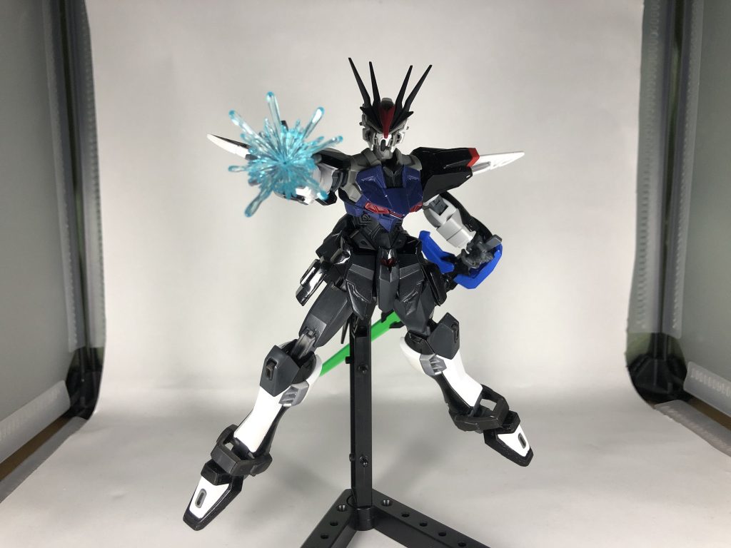 他武装4:パルマージ・ビームキャノン掌部に装備しているビーム砲。破壊力は瞬間的なもので、ゼロ距離で使用した際に真価を発揮する。遠距離でも使用可能だが、並のビームライフル程度の破壊力になってしまうため、敵の懐に飛び込んで使用する方が良しとされる。