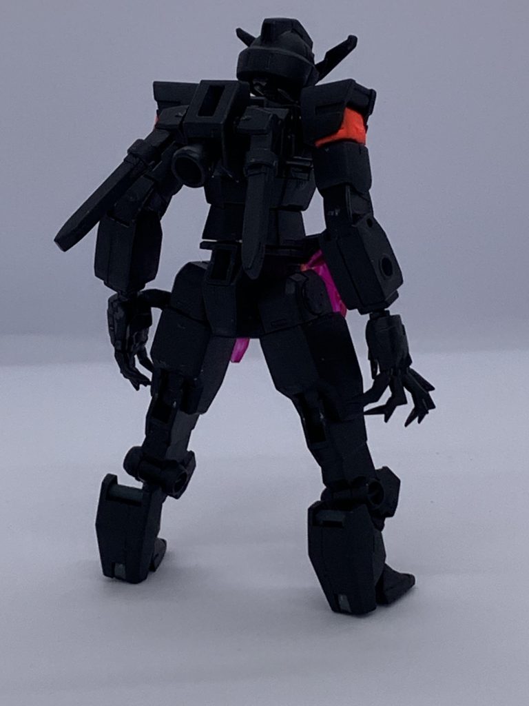 前後ショット。基本はコアガンダムのロービジビリティVer.ですが、足首をセラフィムガンダムに、ハンドパーツをコトブキヤシャープハンドにしています。セラフィムガンダム足はボールジョイント接着の小改造。カラーはルブリスのリサーキュレーションカラーを参考に黒×蛍光ピンクです。Withメンバーにピンクがいなかったのは敵で使いたかったからです。腕も30MMフォレスティエリにしています。フロントアーマーはクリアピンク。