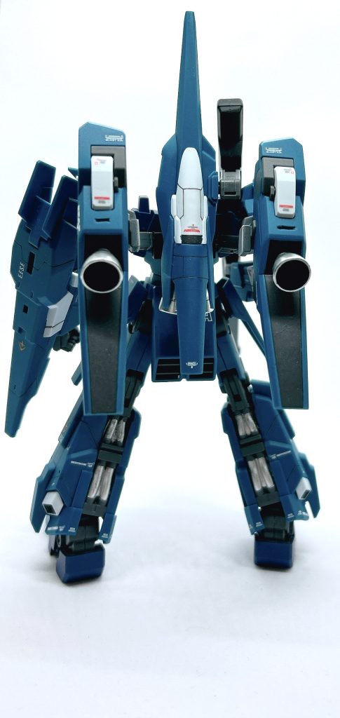 背部は隊長機のメガ・ビーム・ランチャーの接続アームが取り付けられなかったので一般機のスラスターユニットをHGBCボールデンアーム・アームズの接続パーツを使って取り付け位置を外側に広げてスペースを作りました。