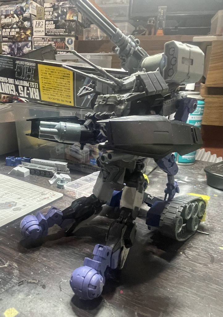 更にエコプラ「ガンダムmark2」を胴体と両腕、両脚(盾も含む)を加えてプラ板とパテを切って盛って完成させました。結局、原型となったガンタンクはキャタピラのみ、30mmエクザビークルも脚部のみ、あとは廃棄され見る影も無くなりました。紆余曲折の上、なんとなくガンヘッドぽいモノが出来たかなぁ？と思います。