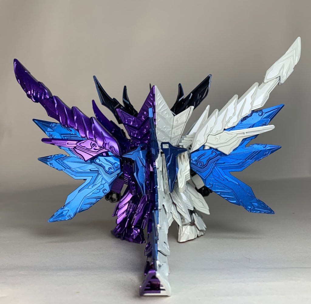 ジャスティスドラゴンのバックパックにフリーダムドラゴンのバックパックを真っ二つにして貼り付け、翼の横幅を大きくしています