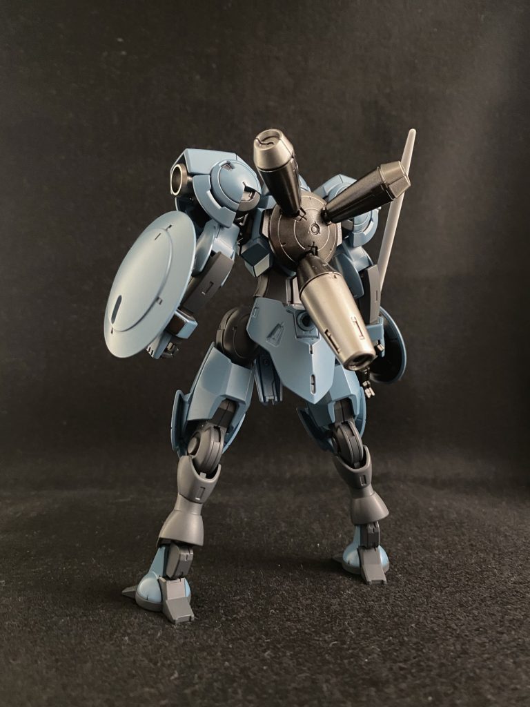 お気に入りのバックショット。今回バックパックや武装類のみメタリック塗装を行ってます。本体は半光沢にすることでメリハリが出て良きです。