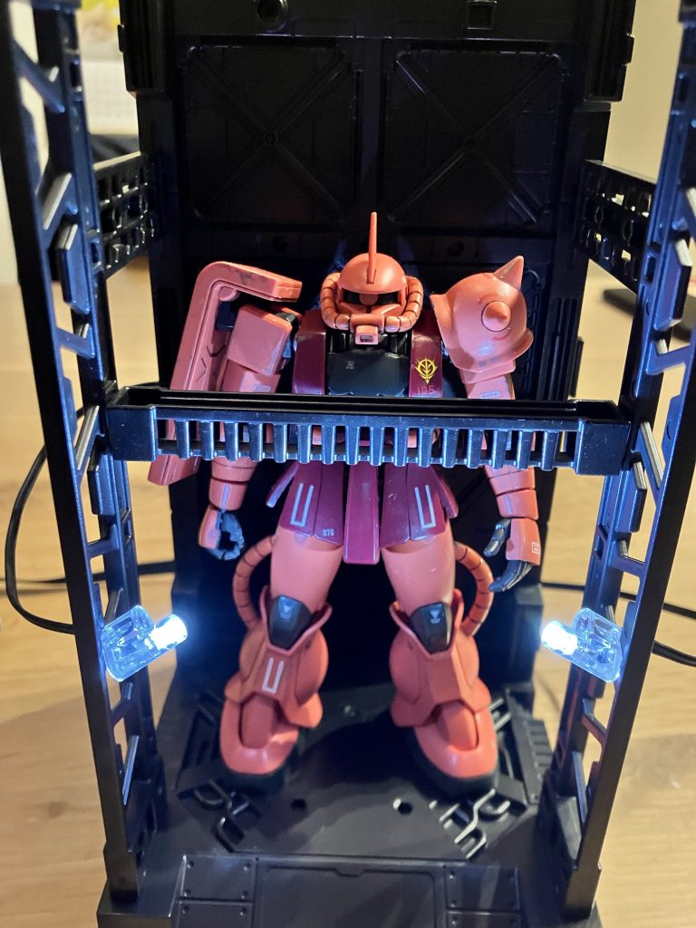 息子のレゴのライトをつけてみました。1/144にぴったりです。