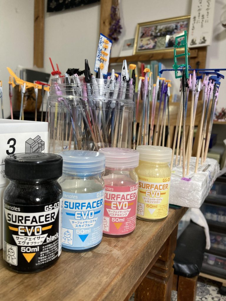 サフは色に合わせてフルラインナップで!白パーツはガイアノーツのシルバーサーフェイサー使用しました。