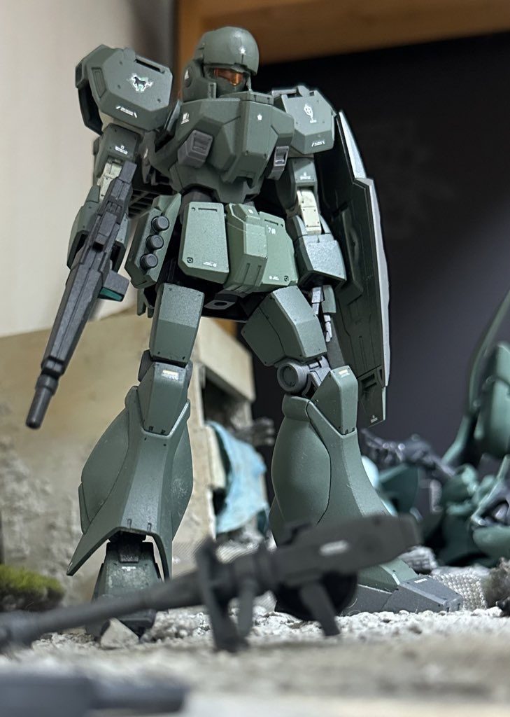 AGE-1タイプのドッズライフルを装備。陸上自衛隊では汎用性(ハンドガンから精密射撃モードまで対応)の高さから少数が導入されました。