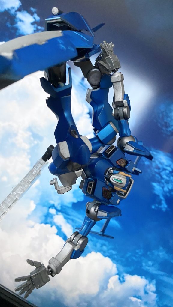 G-レフォート ARMS起動形態 機体各部に装着された、追加アーマー、ウイングユニット、そして大型リフティングシールドが、GUNDフォーマットを用いたガンビットシステムにより、展開、大型のサーフボードを彷彿させる形状に再構成されたリフティングユニットに乗る(ライド)ことで、通常のMSの空中機動では、考えられないようなアグレッシブかつ、アクロバティックな空中機動を可能とする。