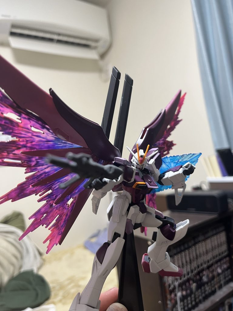 塗料とかは適当にフィーリングで、エアブラシ。光の翼だけは蛍光塗料で筆塗りー。グラデーションになるようにしたかったけどムズすぎ。