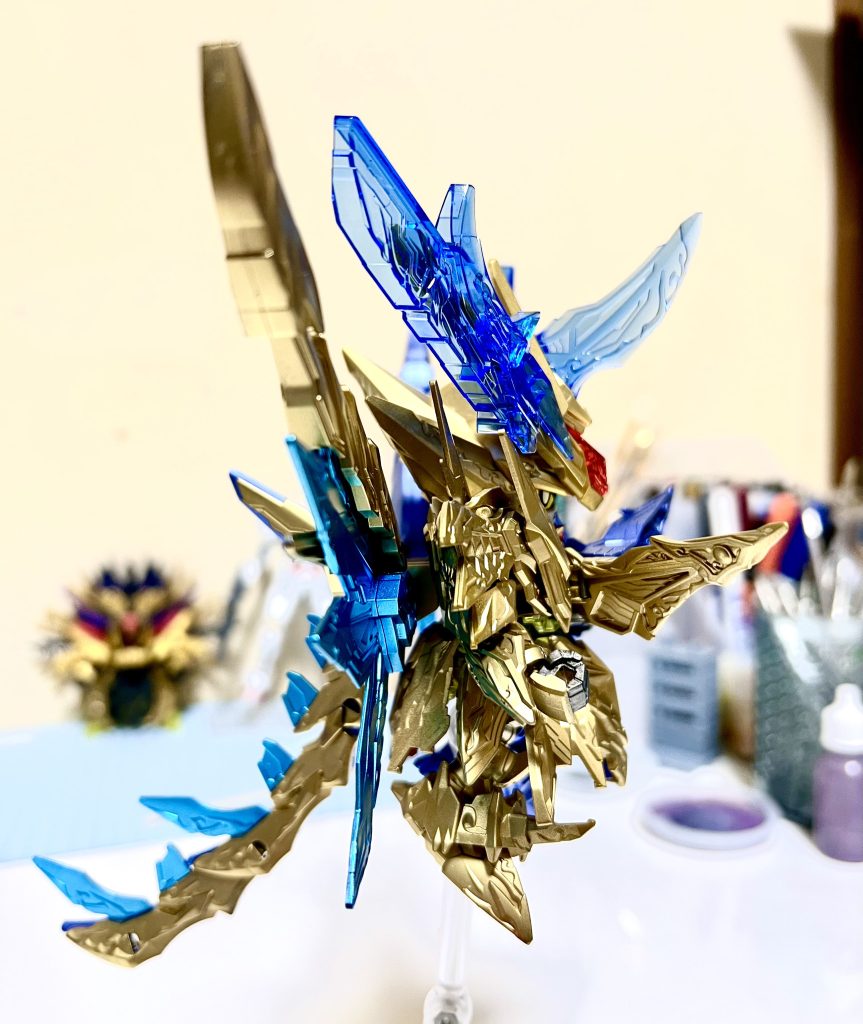 右半身はガンダムマーカーのガンダムゴールドで塗装。